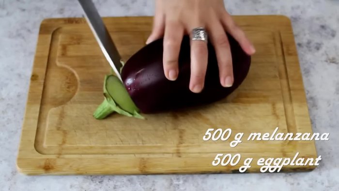Prepare the aubergine: Wash, dry, remove the stalk, slice, and dice a 500g aubergine.