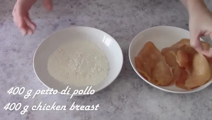 Prepare the chicken: Flour 400g chicken breast. Heat olive oil in a pan and brown the chicken on both sides. Add salt, deglaze with 50ml white wine.