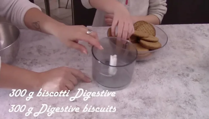 Prepare the cheesecake base: Blend 300g digestive biscuits. Combine with 120g melted butter, 1 teaspoon honey, and a pinch of cinnamon. Press into an 18cm springform pan.