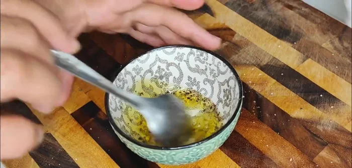 Arrange the seasoned zucchini slices on a baking sheet.
