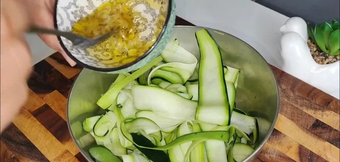Bake the zucchini slices in the preheated oven.