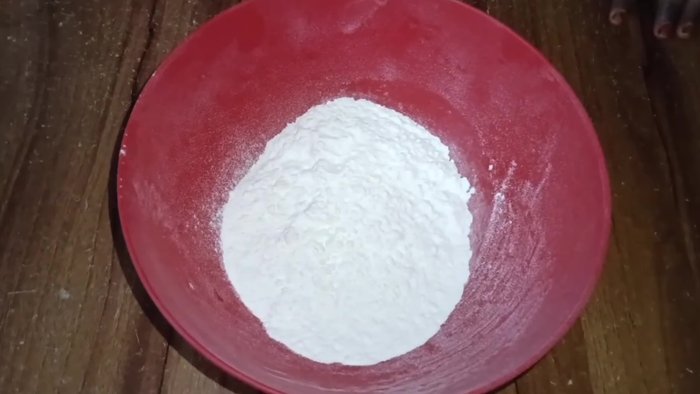 Combine 125g flour, 2g yeast, 5g caster sugar, and mix well. Add 2g honey and 130ml room temperature water. Mix thoroughly.