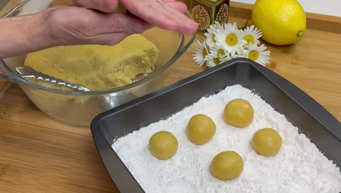 Scoop out 15g of cookie dough per cookie, roll into balls, and coat in powdered sugar.