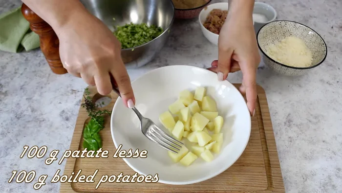 Boil 100g of potatoes and mash them.