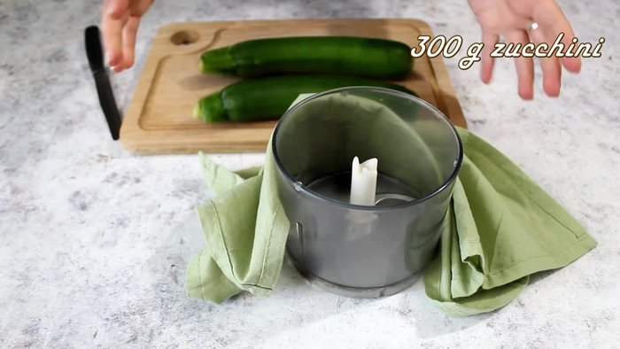 Wash and chop the courgettes. You can grate them or use a blender for a few seconds. Be careful not to over-blend, as this will make them mushy.