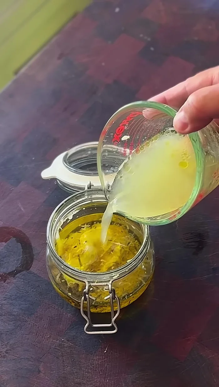 Stir the ingredients in the jar.