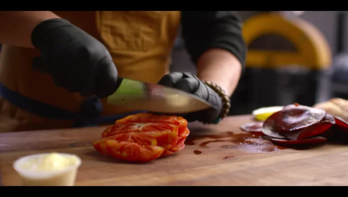 Chop the grilled meats, tomatoes, and lettuce roughly. (69.04)