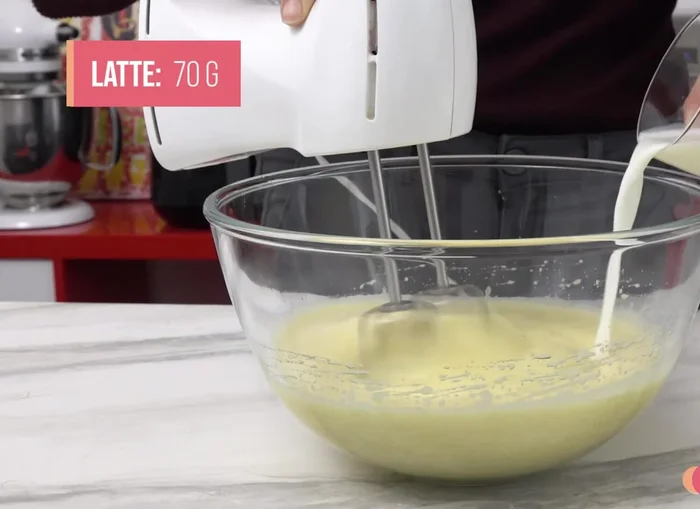 Combine 70g of milk and 30g of chopped hazelnuts.