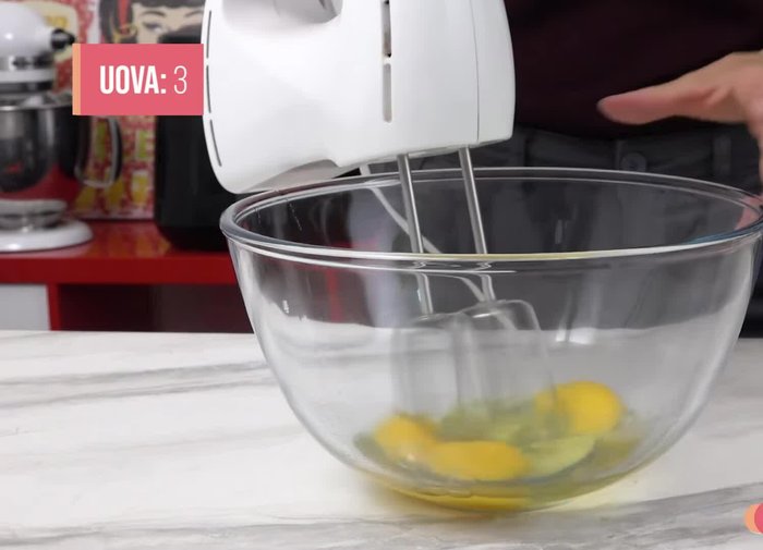 Beat three eggs with 120g of sugar in a bowl.
