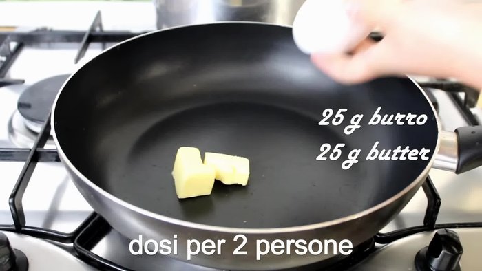 Melt 25g of butter in a pan with 2 sprigs of thyme.