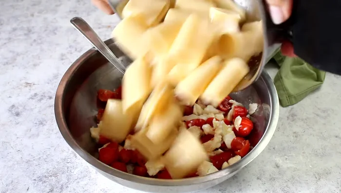 Add the cooled paccheri to the tomato and mozzarella mixture.