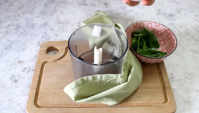 While the pasta cools, prepare the basil cream: Blend 60g spreadable cheese or ricotta, 10 basil leaves, a pinch of salt, and 1 tablespoon of water until smooth.