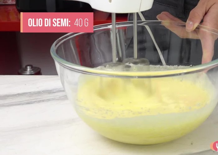Add 40g of seed oil, grated lemon zest, and cinnamon (if desired).