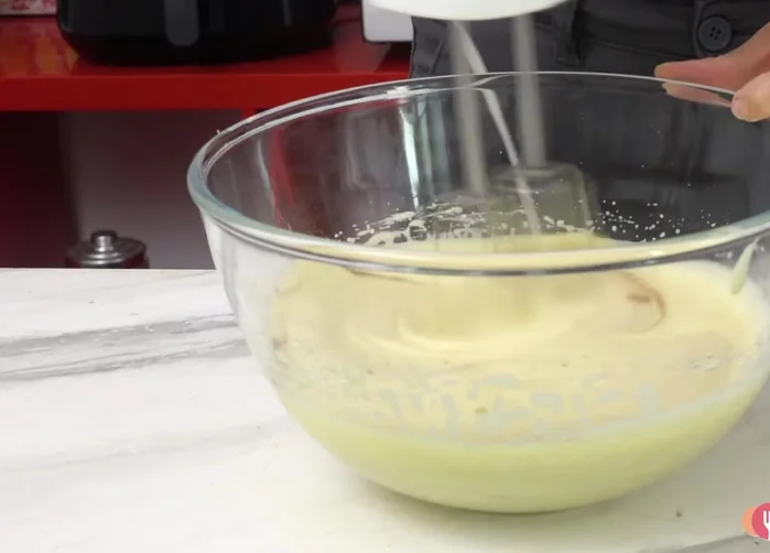 Add 100g of sifted flour, 50g of potato starch, and 16g of baking powder (all sifted).