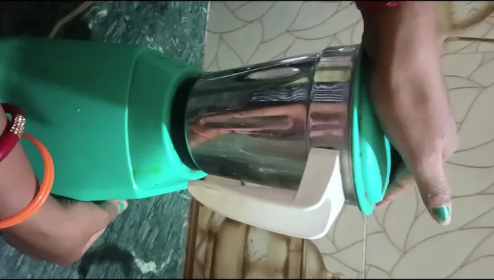 Grind the roasted ingredients into a smooth paste.