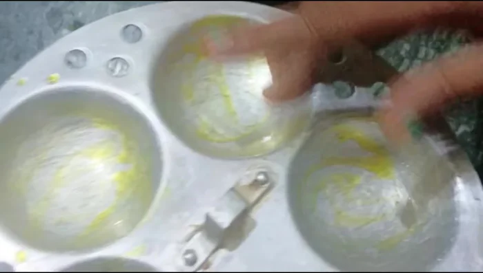 Grease the idli mould with oil.