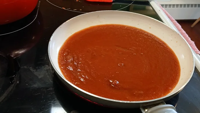 Prepare your sauce: In a saucepan, combine canned tomato sauce, garlic, Italian seasoning, salt, and pepper. Simmer until heated through. Add cherry tomatoes, garlic, salt, pepper, and a little avocado oil.