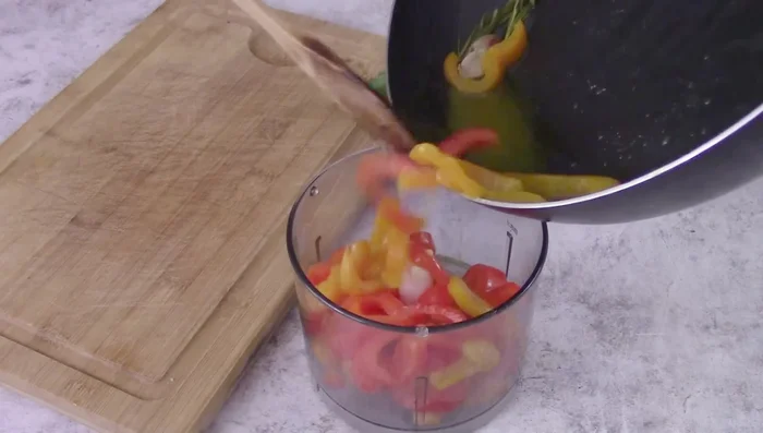 Put the cooked peppers, ricotta cheese, basil leaves, salt, and pepper in a mixer and blend until smooth. [124.159, 164.68]