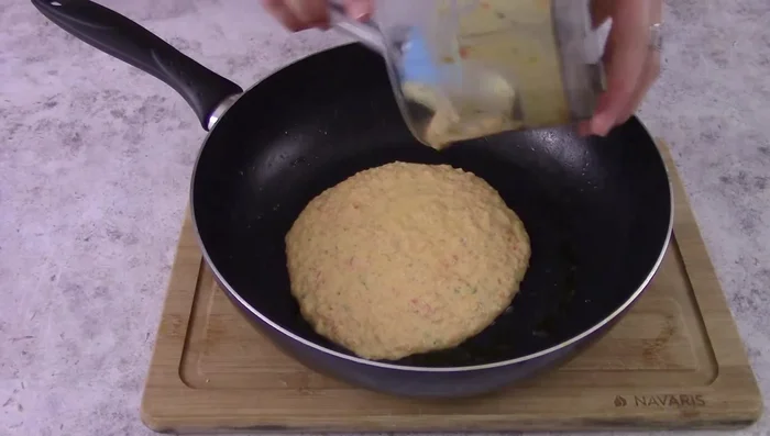 Put the pepper cream back into the pan. [174.239]