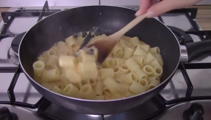 Add the cooked pasta to the pan with the pepper cream. Mix well and serve. [206.319, 223.76]