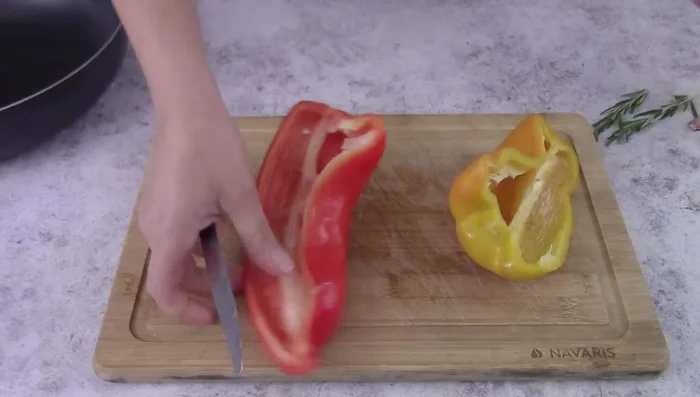 Remove the internal white filaments and seeds from the peppers, then cut them into small pieces. [34.76]