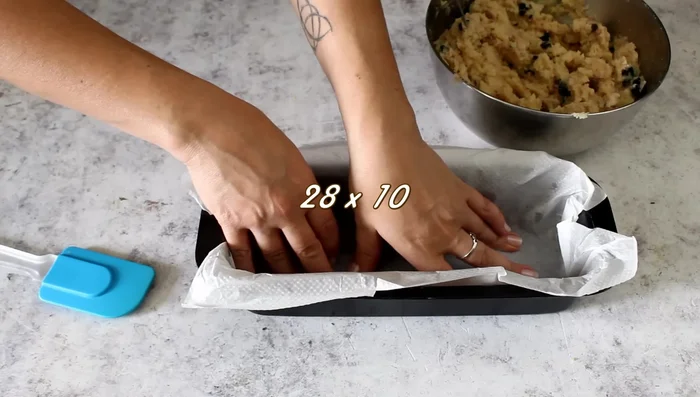 Transfer the mixture into a 28x10cm plumcake mold, pressing down firmly.