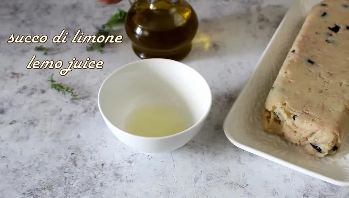 Prepare a sauce by mixing lemon juice, olive oil, thyme (or parsley).
