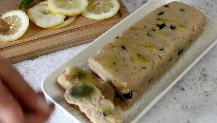 Drizzle the sauce over the meatloaf and garnish with lemon slices.