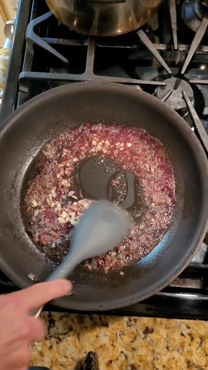 Reduce heat to medium, add garlic and stir for 1 minute.