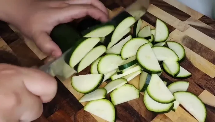 Wash and slice the zucchini. Thickness depends on your preference.
