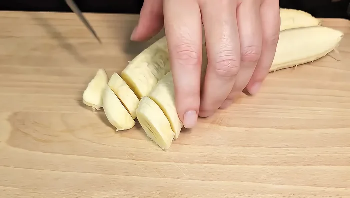 In a bowl, mash the banana pieces well using a fork.