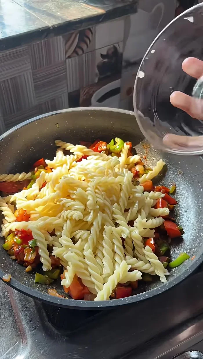 Add the boiled pasta and mix.