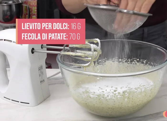 Add 16g of baking powder and 70g of sifted potato starch.