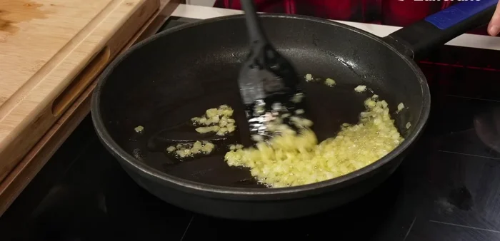 Add the tomatoes to the pan and make a quick sauce with a pinch of salt. Stir and cook for 5 minutes.