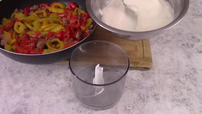 Prepare pepper cream: Blend béchamel sauce with half of the cooked peppers. Combine with remaining béchamel.