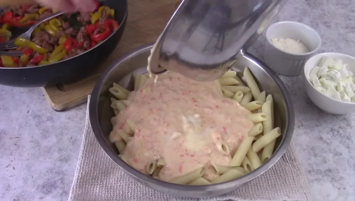 Combine cooked pasta, pepper cream, most of the peppers and sausage in a large bowl.