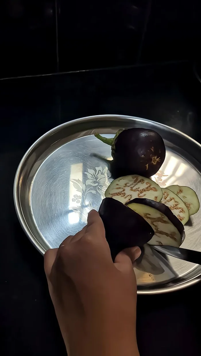 Prepare the eggplant: Cut the brinjal into thin slices, shaped like idlis. Cook the slices on both sides until golden brown.