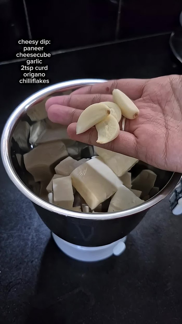 Prepare the cheese dip: Combine paneer, cheese cubes, curd, garlic, and oregano. Make a smooth paste.
