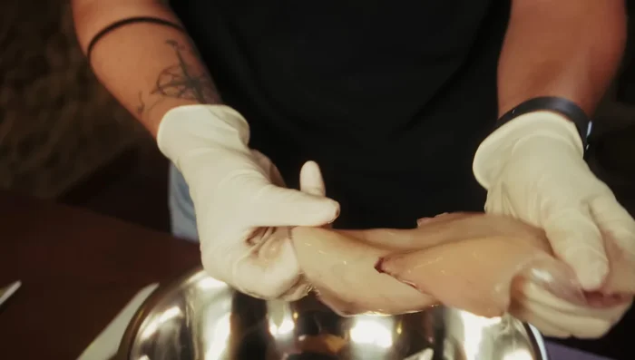 Clean the inside of the calamari, removing intestines and eyes (160.56)