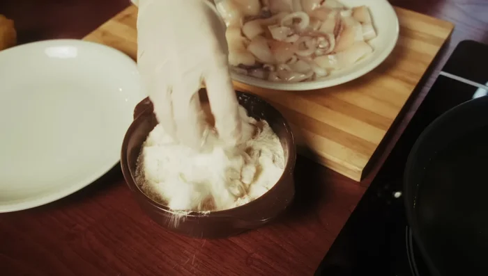 Coat the calamari rings and tentacles in flour, shaking off excess (448.8)