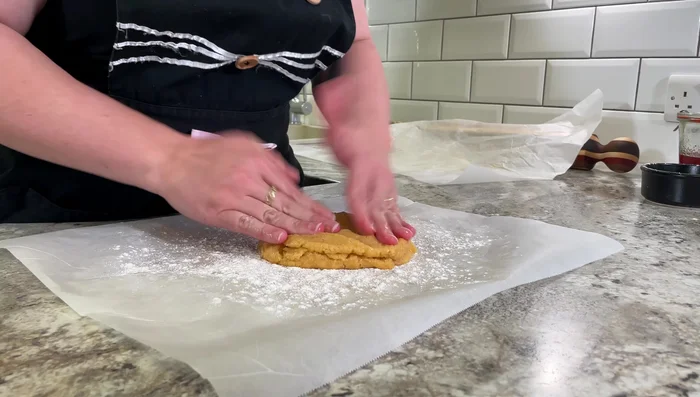 Roll out the smaller dough piece (also between parchment paper) and cut it into strips. Alternatively, crumble the dough over the jam.