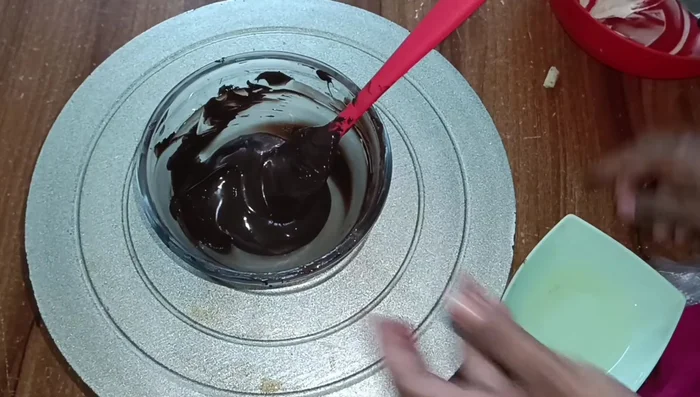 Make the glaze: Melt dark chocolate with oil. Mix well.